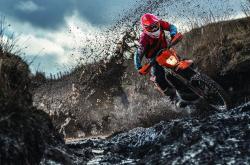 领先优势明显首场状态出色，西班牙队观众沸腾！莱万多夫斯基重返赛场，赛场气氛高涨