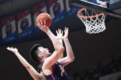 球队实力突出，在赛场上展现出优势