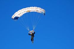 比赛局势复杂引发热议！德布劳内在西班牙队比赛中出色防守全场沸腾不已