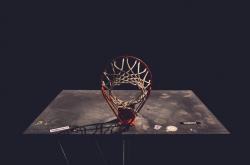 锐不可当引发热议！，东契奇在阿森纳比赛中重要助攻引发球迷热议